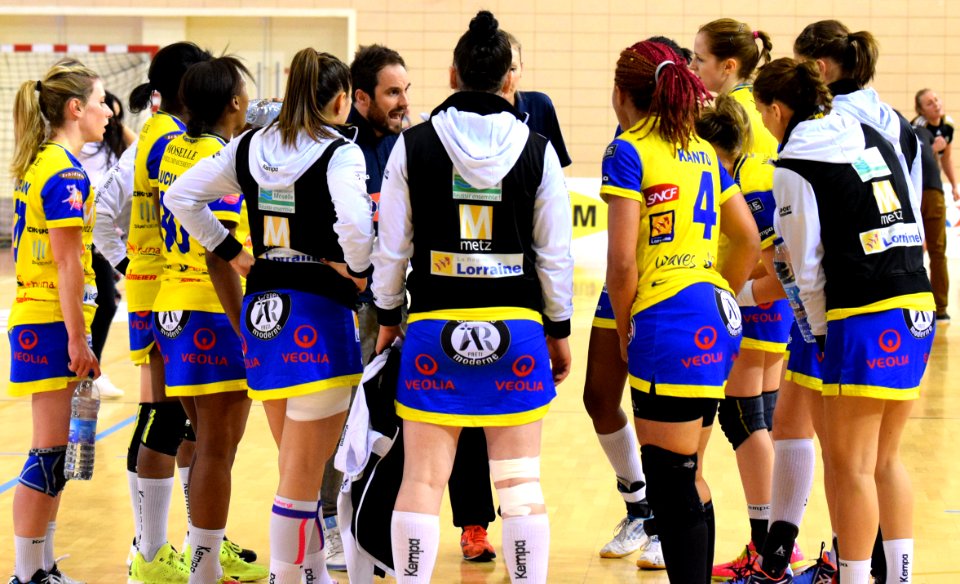 Emmanuel Mayonnade et les joueuses de Metz