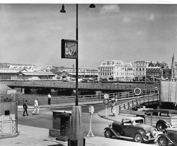 Emmabrug. Pontonbrug over de Sint Annabaai, Willemstad (Curaçao). De brug is o, Bestanddeelnr 935-1160