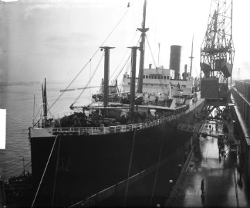 Empire Brent met militairen uit Indonesie in Amsterdam, Bestanddeelnr 903-7029