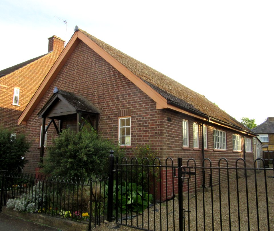 Emmanuel Evangelical Church, Snellings Road, Hersham (June 2015) (2)