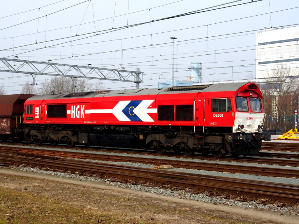 EMD Class 66 of Häfen und Güterverkehr Köln DE668 at Rotterdam, pic2
