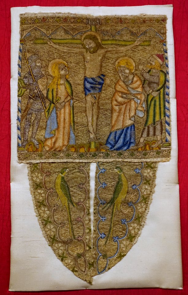 Embroidered crucifixion with two parrots, opus anglicanum technique, England, 14th century AD - Cinquantenaire Museum - Brussels, Belgium - DSC08800