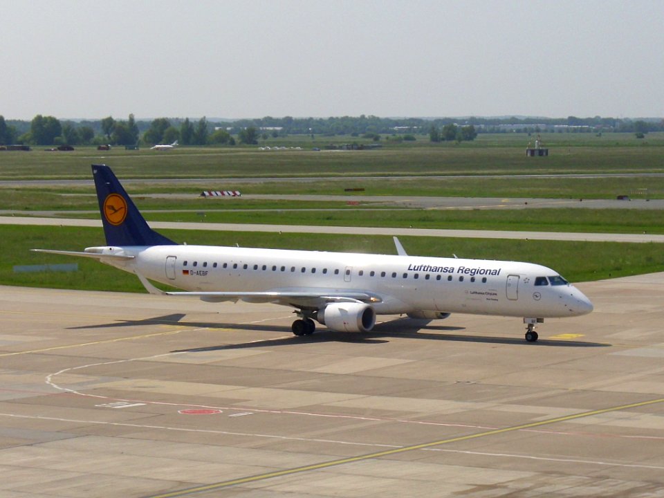 Embraer 195 Lufthansa D-AEBF (1)