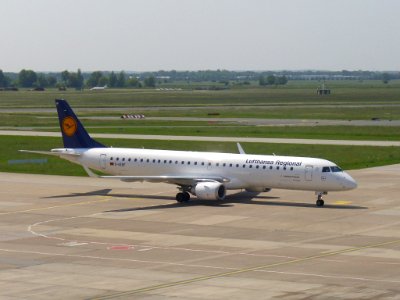 Embraer 195 Lufthansa D-AEBF (1)