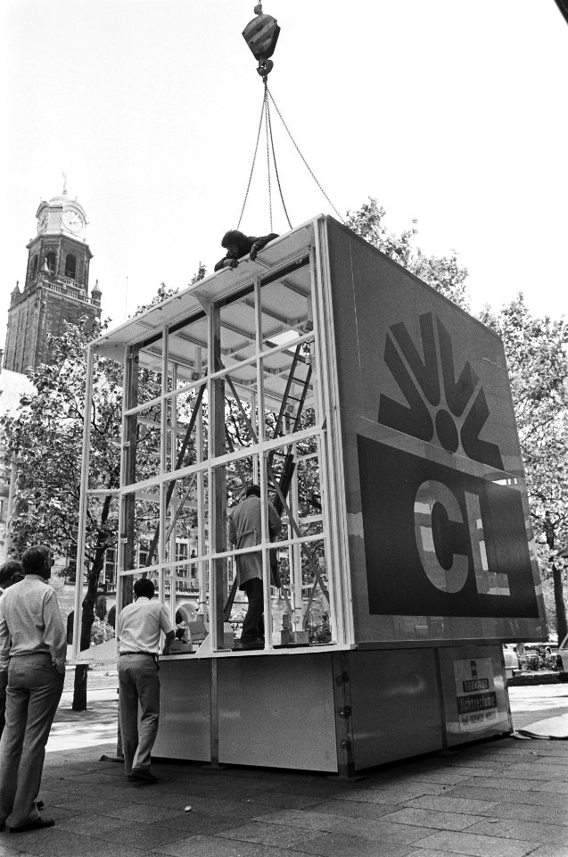 Embleem van Credit Lyonnais Nederland dat op het dak van de bank aan de Coolsing, Bestanddeelnr 932-6360