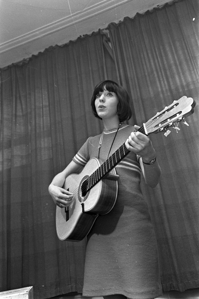Elly Nieman bracht LP uit, hier met gitaar, Bestanddeelnr 920-0543