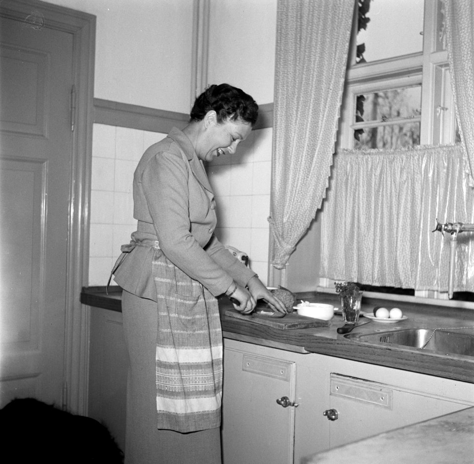 Ella Hedtoft maakt een broodmaaltijd klaar in de keuken, Bestanddeelnr 252-8975