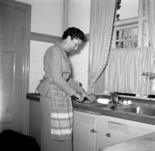Ella Hedtoft maakt een broodmaaltijd klaar in de keuken, Bestanddeelnr 252-8975
