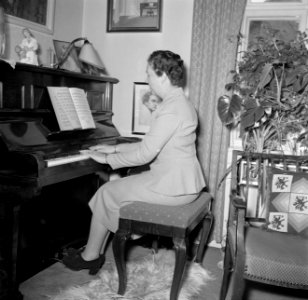 Ella Hedtoft zittend achter een piano, Bestanddeelnr 252-8981