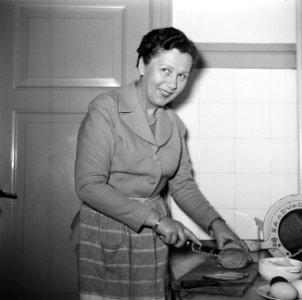 Ella Hedtoft maakt een broodmaaltijd klaar in de keuken, Bestanddeelnr 252-8973
