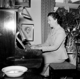 Ella Hedtoft zittend achter een piano, Bestanddeelnr 252-8980