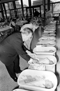 Elke baby die rond 29 september 1966 is geboren ontvangt honderd gulden, Bestanddeelnr 919-5232