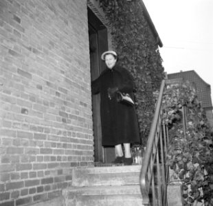 Ella Hedtoft op de trap voor de voordeur, Bestanddeelnr 252-8982