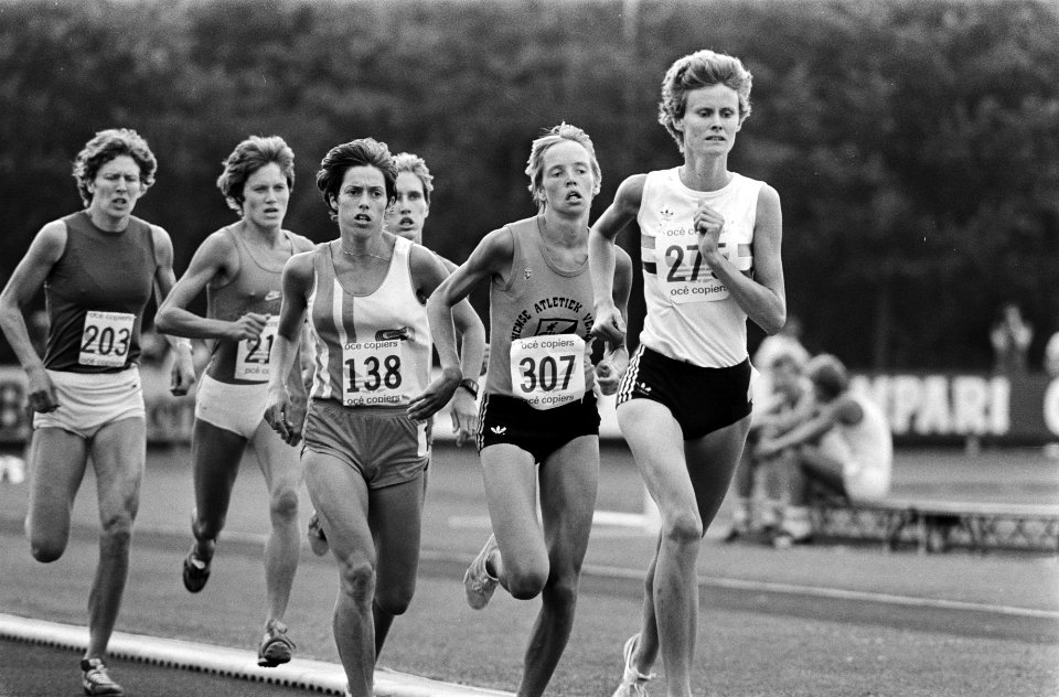Elly van Hulst (r) gaat de 1500m winnen, Bestanddeelnr 932-6560