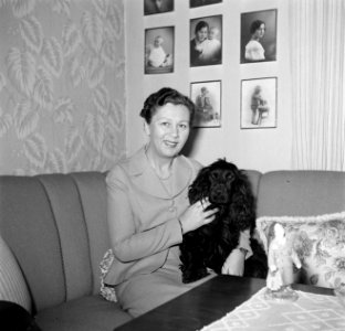 Ella Hedtoft zittend op de bank met een hond, Bestanddeelnr 252-8976 photo