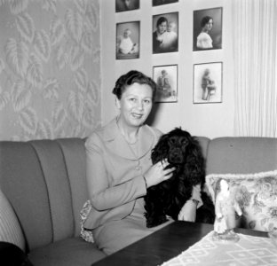 Ella Hedtoft zittend op de bank met een hond, Bestanddeelnr 252-8976
