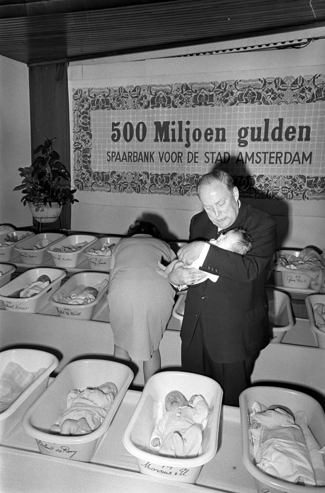 Elke baby die rond 29 september 1966 is geboren ontvangt honderd gulden, Bestanddeelnr 919-5231