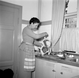 Ella Hedtoft maakt een broodmaaltijd klaar in de keuken, Bestanddeelnr 252-8974