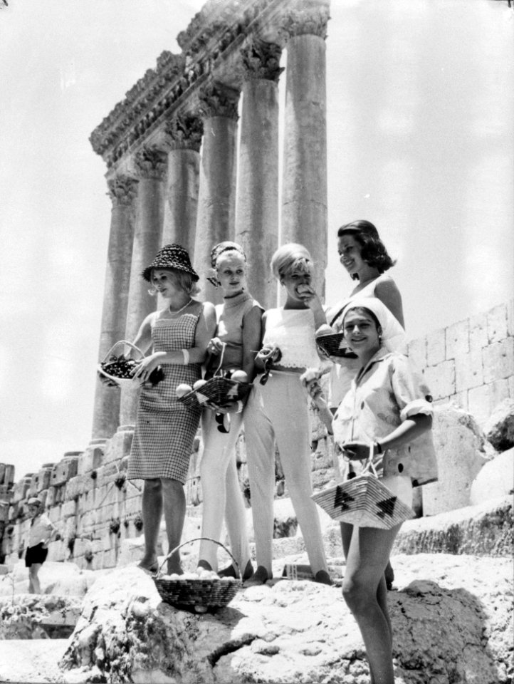 Elly Koot (Miss Europa) en andere deelnemers bij de Ruines van Baalbeck (Libanon, Bestanddeelnr 916-5351