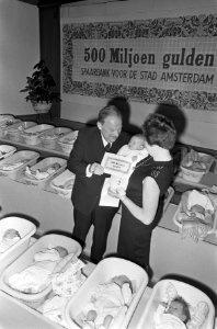 Elke baby die rond 29 september 1966 is geboren ontvangt honderd gulden, Bestanddeelnr 919-5228