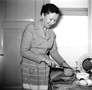 Ella Hedtoft maakt een broodmaaltijd klaar in de keuken, Bestanddeelnr 252-8972