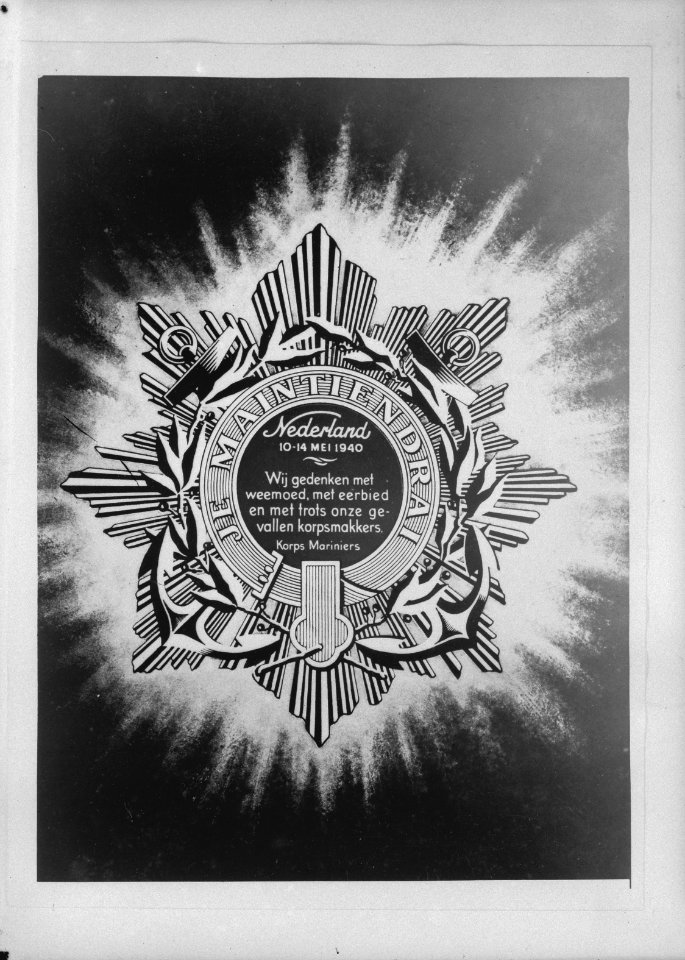 Embleem Korps Mariniers voor gevallen kameraden. De tekst luidt Nederland 10-1…, Bestanddeelnr 935-0239