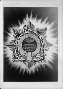 Embleem Korps Mariniers voor gevallen kameraden. De tekst luidt Nederland 10-1…, Bestanddeelnr 935-0239