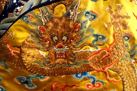Emperor's 12-sign semiformal dragon robe, view 3, China, 18th century, silk, gold thread, embroidery - Royal Ontario Museum - DSC04470