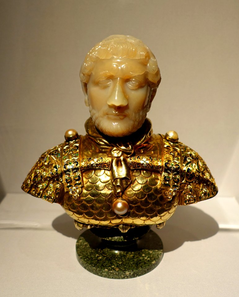 Emperor Hadrian, head by court workshop of Frederick II Holy Roman Emperor, Sicily, c. 1240, chalcedony, clothing, Sicily, c. 1600, gilt silver, gold - Metropolitan Museum of Art - New York City - DSC06927