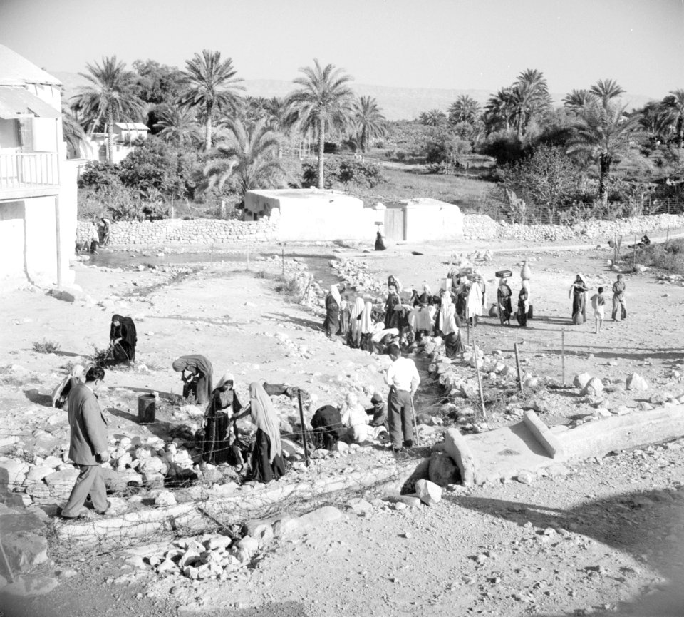 Eliseus bron in de omgeving van Jericho daaromheen vrouwen die water halen, Bestanddeelnr 255-5638