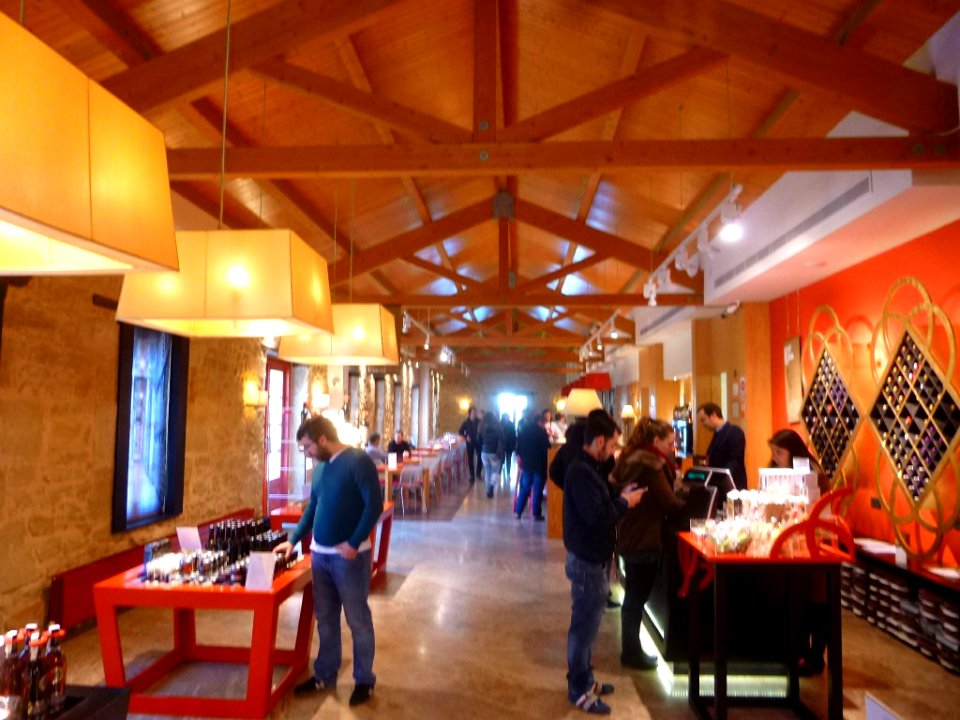 Elciego - Ciudad del Vino-Marqués de Riscal, tienda-bar 04