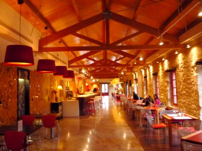 Elciego - Ciudad del Vino-Marqués de Riscal, tienda-bar 01