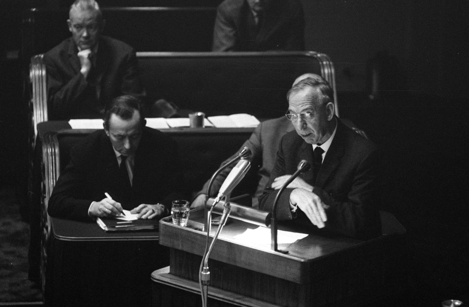 Een van de parlementsleden voert het woord, Bestanddeelnr 919-6429