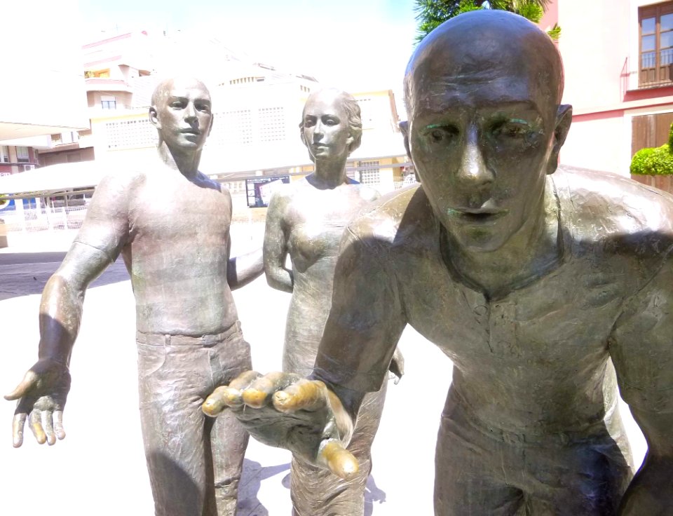 Elche - Plaza Menéndez Pelayo, conjunto escultórico 'Sobre la crítica' , de Joan Castejón 3