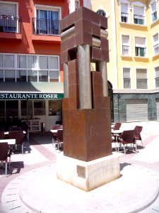 Elche - Plaza de San Juan, Escultura 'Eje energético', de Inmaculada García Torres (2001)