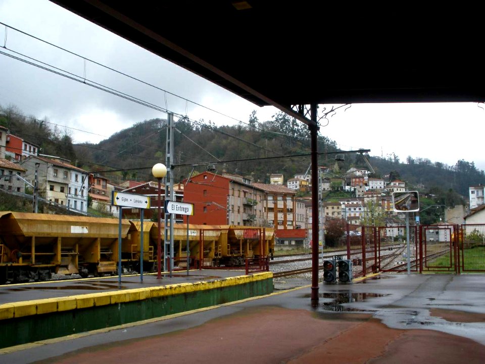 El Entrego (San Martín del Rey Aurelio) - Estación de FEVE