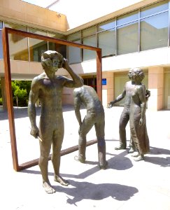 Elche - Plaza Menéndez Pelayo, conjunto escultórico 'Sobre la crítica' , de Joan Castejón 1
