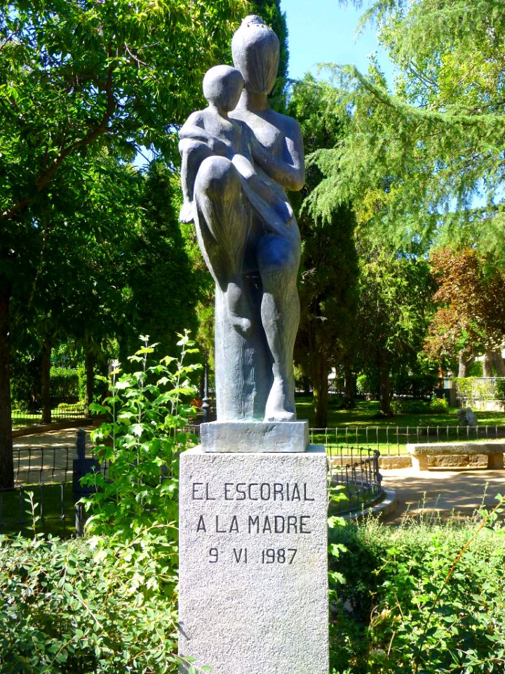 El Escorial - Monumento a la Madre