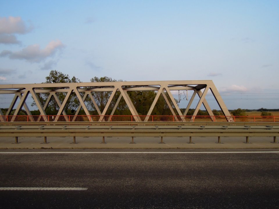 Elbebrücken südlich Wittenberg -Bahnbrückenfachwerk am Südende- Ende August 2018