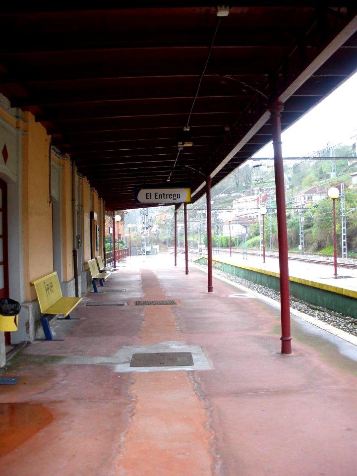 El Entrego (San Martín del Rey Aurelio) - Estación de FEVE 2
