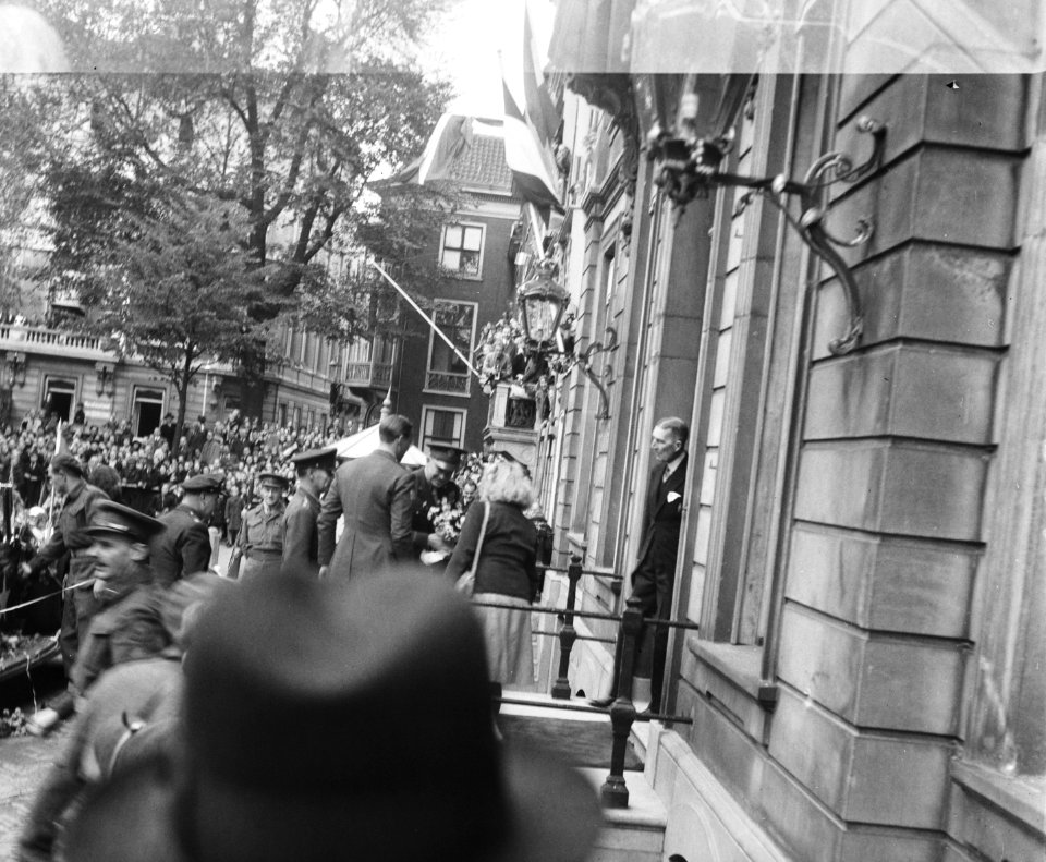 Eisenhower ontvangt bloemen bij zijn aankomst op Paleis Lange Voorhout, Bestanddeelnr 900-8930