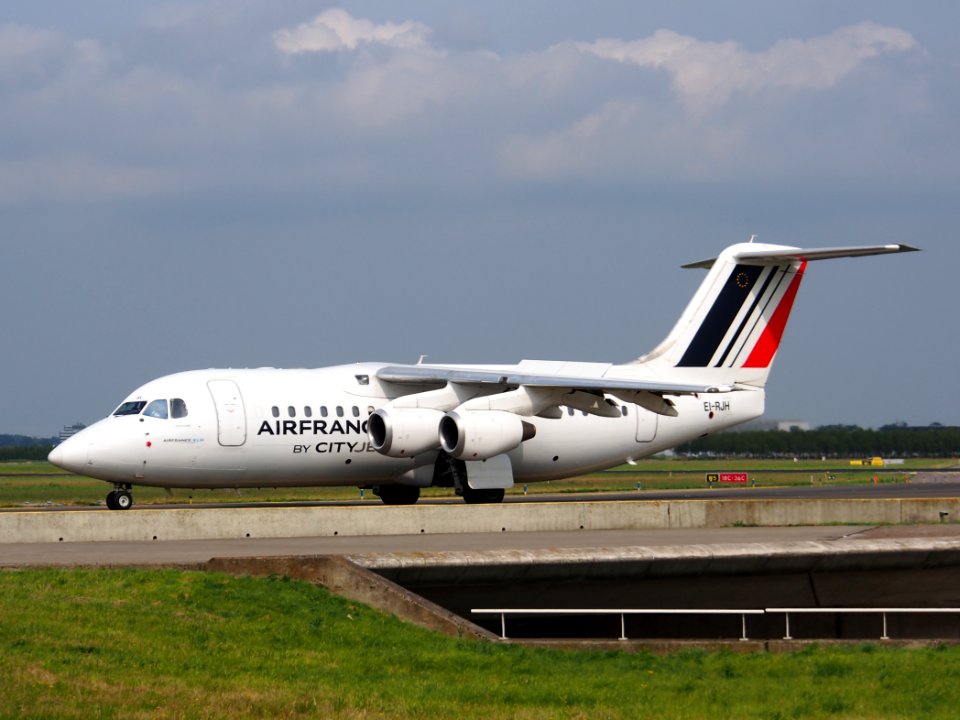 EI-RJH Cityjet British Aerospace Avro RJ85 - cn E2345 taxiing 14july2013 pic3