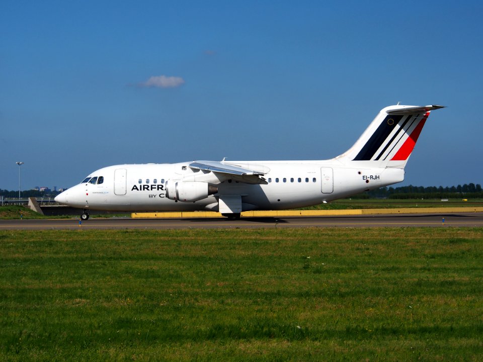 EI-RJH Cityjet British Aerospace Avro RJ85 - cn E2345 taxiing 18july2013 pic5