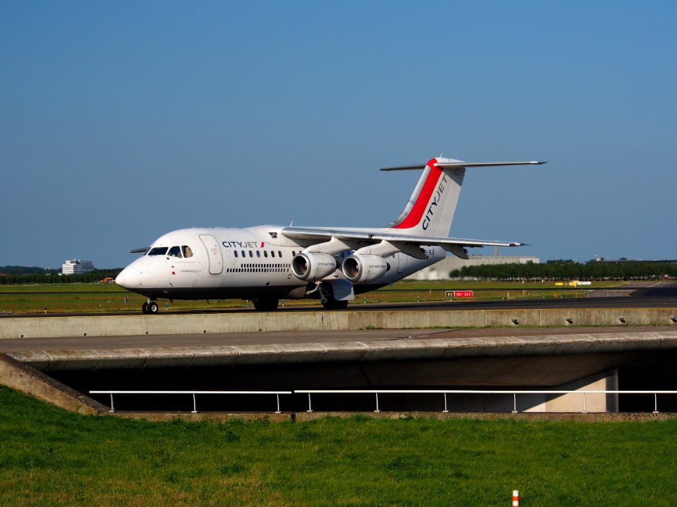 EI-RJF Cityjet British Aerospace Avro RJ85 - cn E2337 taxiing 18july2013 pic-002