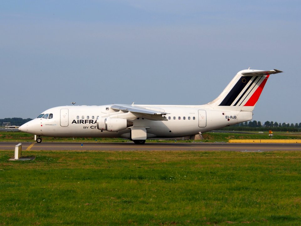 EI-RJB Cityjet British Aerospace Avro RJ85 - cn E2330, taxiing 22july2013 pic-003