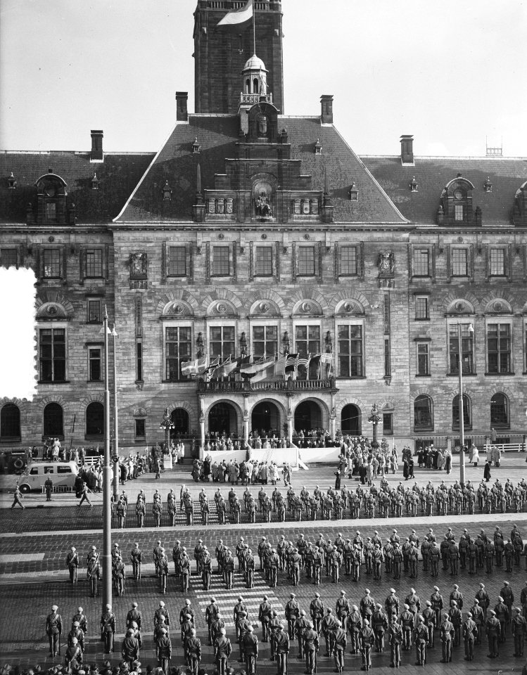 Eisenhower arriveert te Rotterdam om het commando over Canadese troepen die met , Bestanddeelnr 904-8584