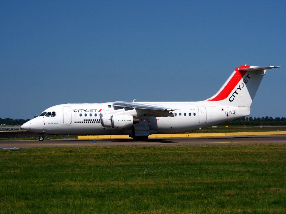 EI-RJJ Cityjet British Aerospace Avro RJ85 - cn E2347, taxiing 21july2013 pic-004