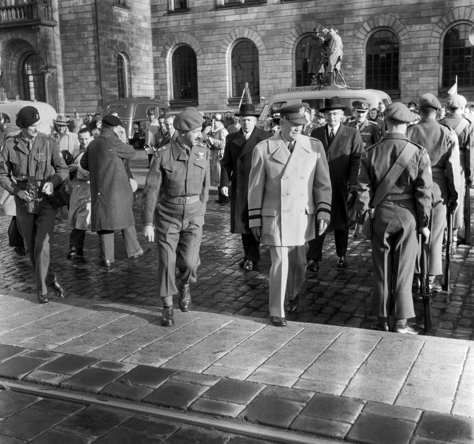 Eisenhower arriveert te Rotterdam om het commando over Canadese troepen die met , Bestanddeelnr 904-8605