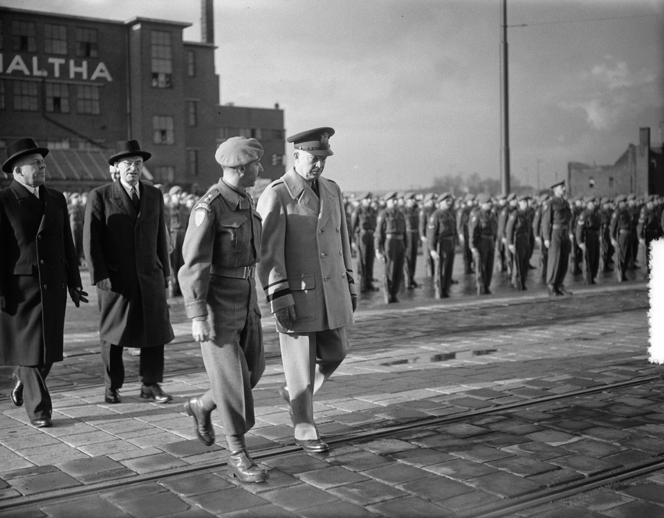 Eisenhower arriveert te Rotterdam om het commando over Canadese troepen die met , Bestanddeelnr 904-8581