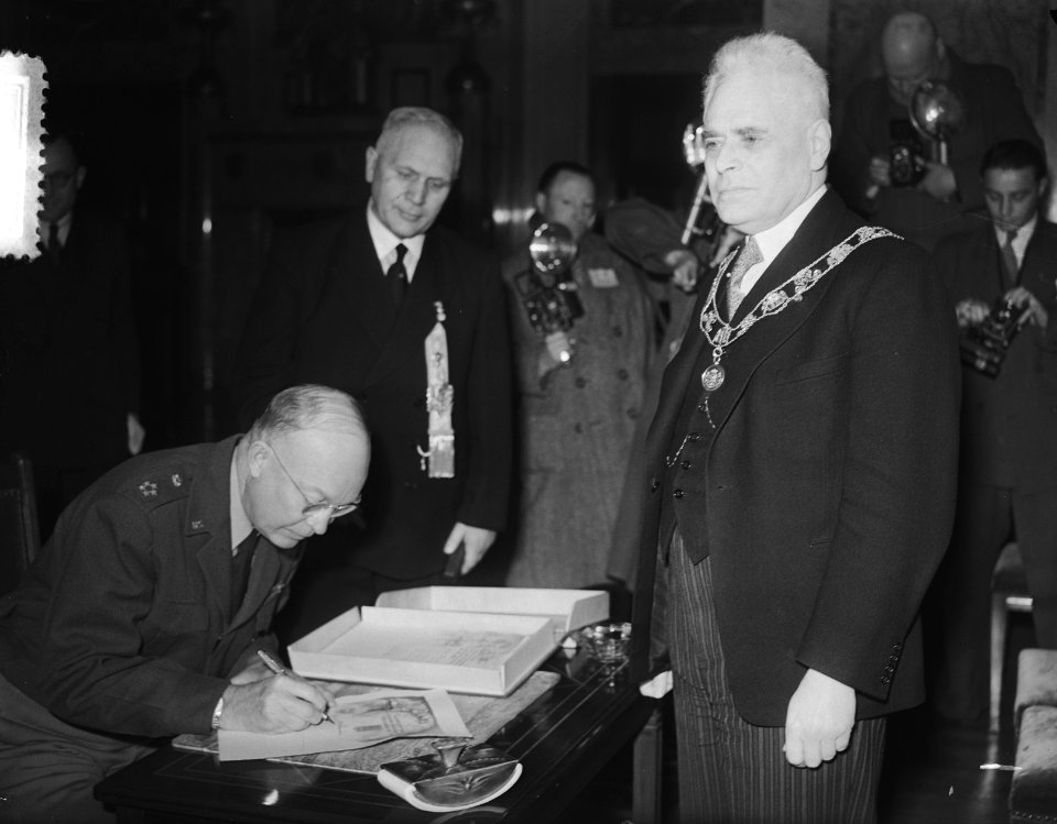 Eisenhower arriveert te Rotterdam om het commando over Canadese troepen die met , Bestanddeelnr 904-8587